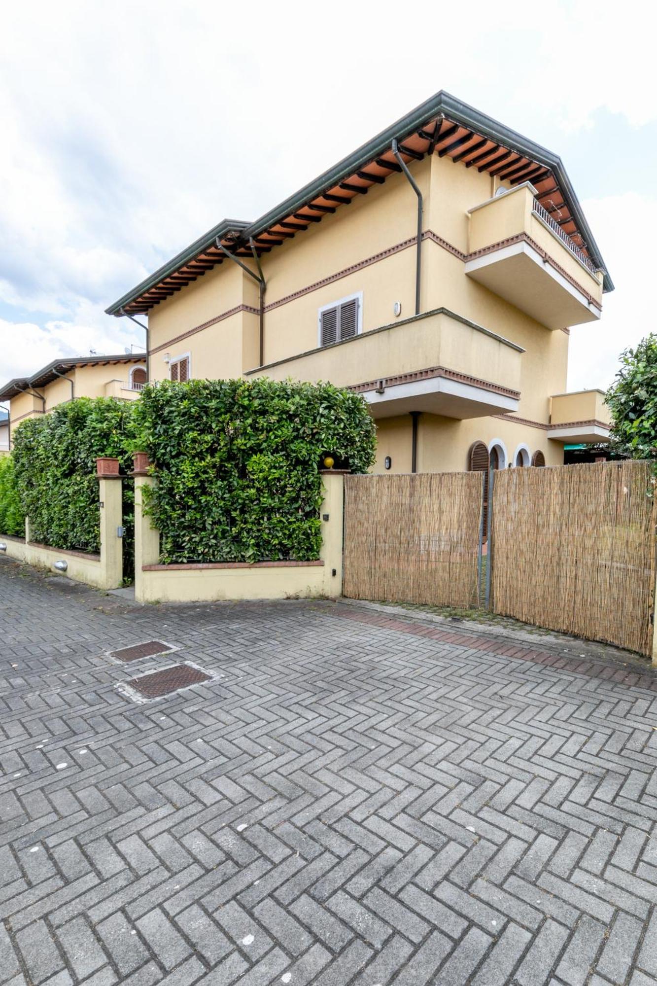 Villa Vicino Al Mare Con Giardino E Parcheggio Cinquale